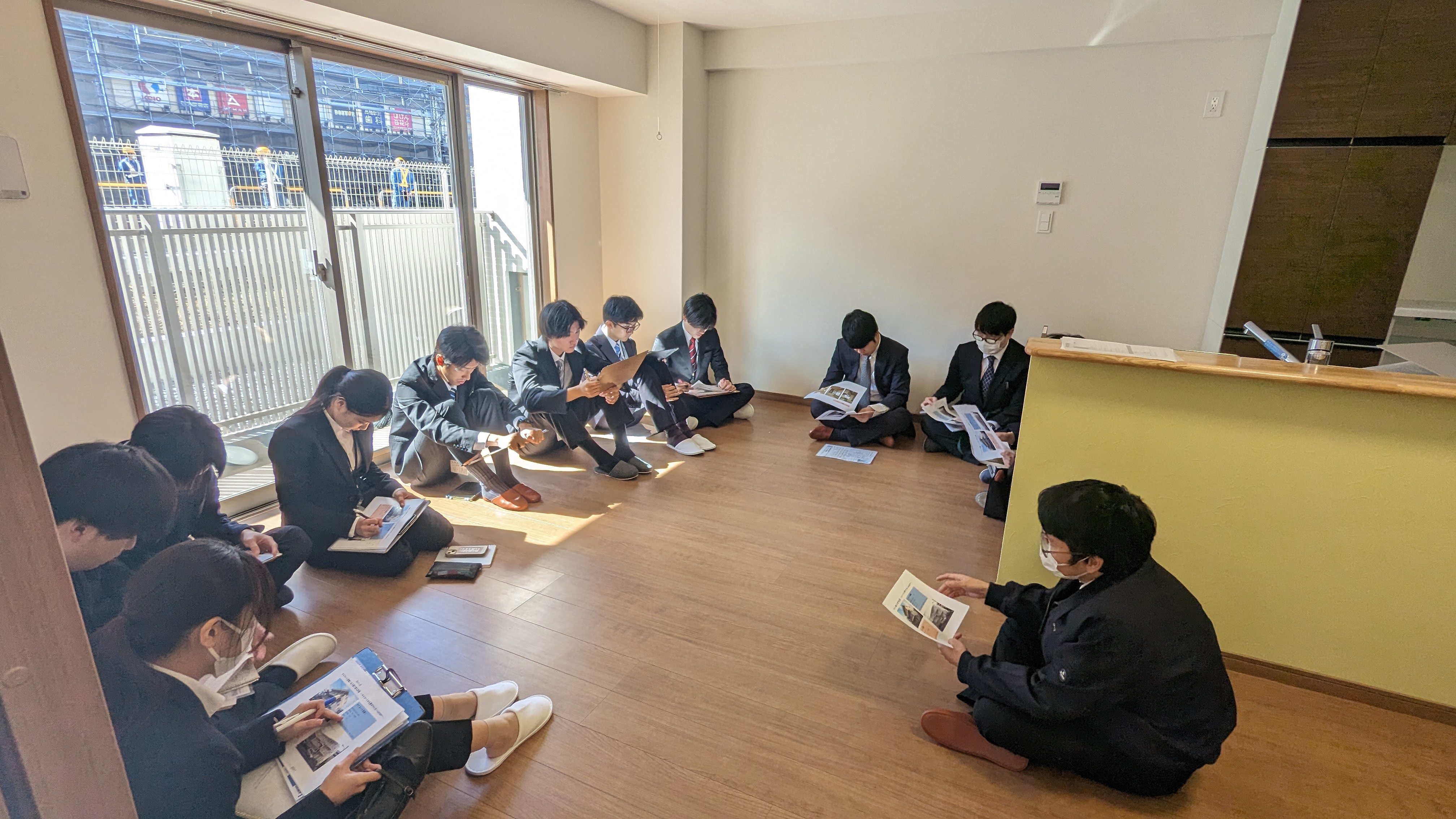 ～午前の部～</br>新築賃貸マンション「M.Koti Takahata」視察</br>当社初の建て替えプロジェクトを題材に、</br>課題解決までの道のりを現地で学びました。